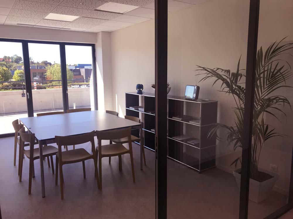 salle de réunion avec chaise et tables