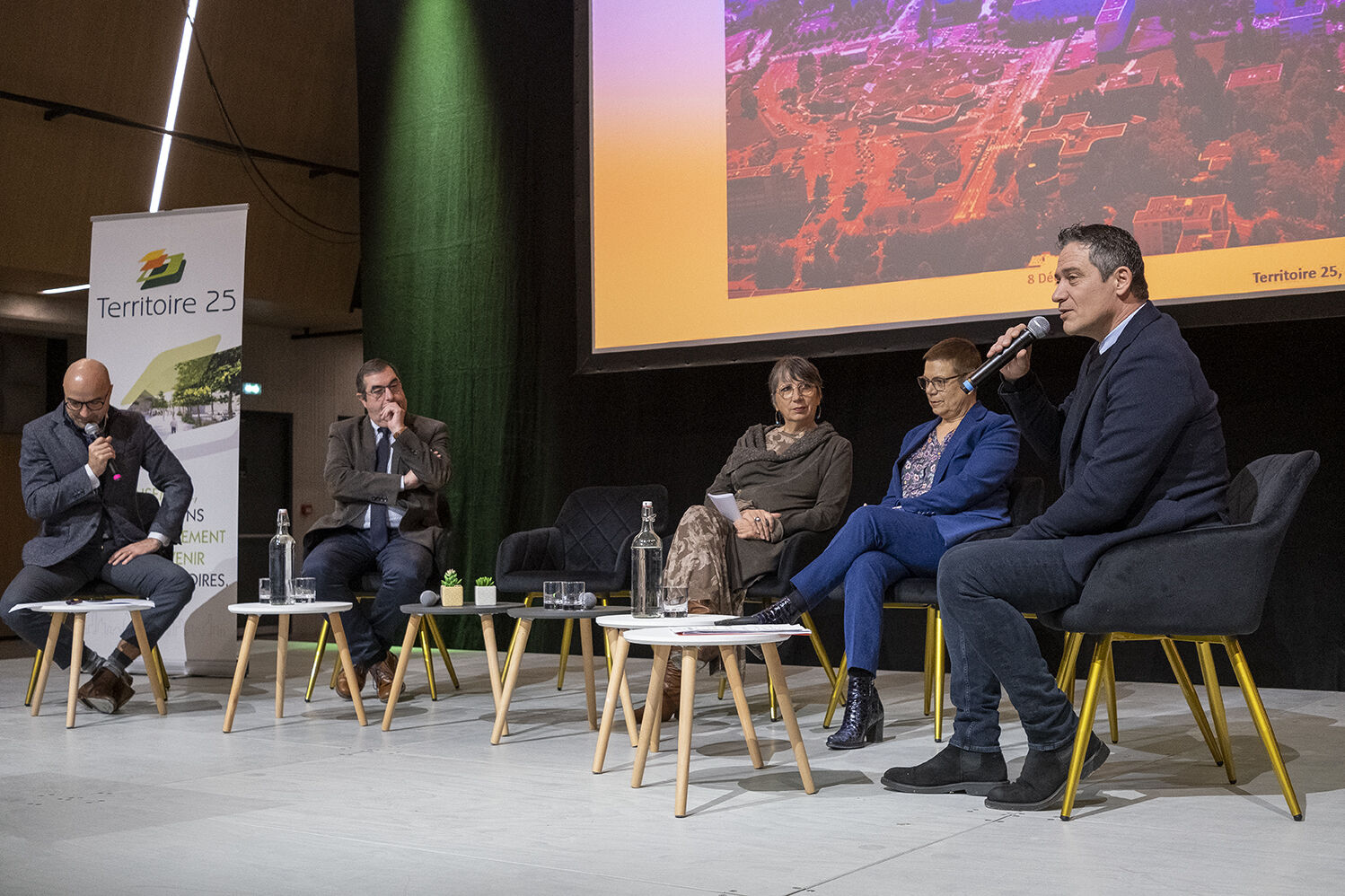 Groupe de personne réalisant des discours