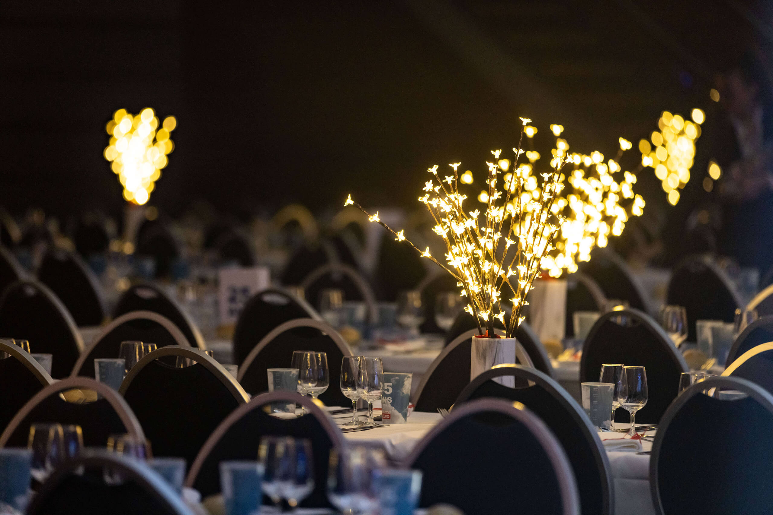Table dressée, avec des petits arbres lumineux à led