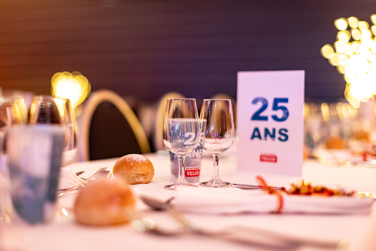 Table dressée, avec des petits arbres lumineux à led