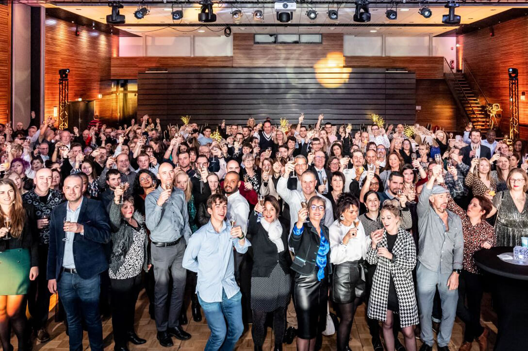 Photo de groupe des invités qui font la fête