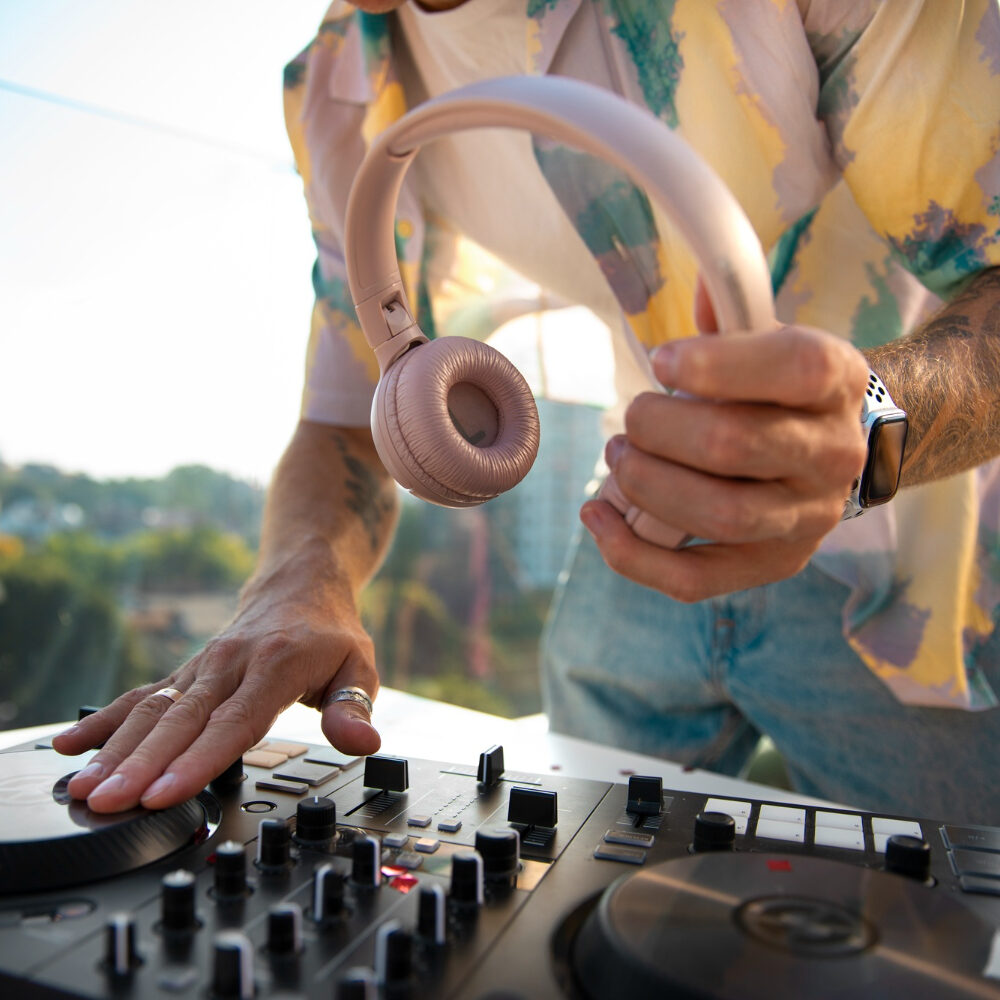 DJ