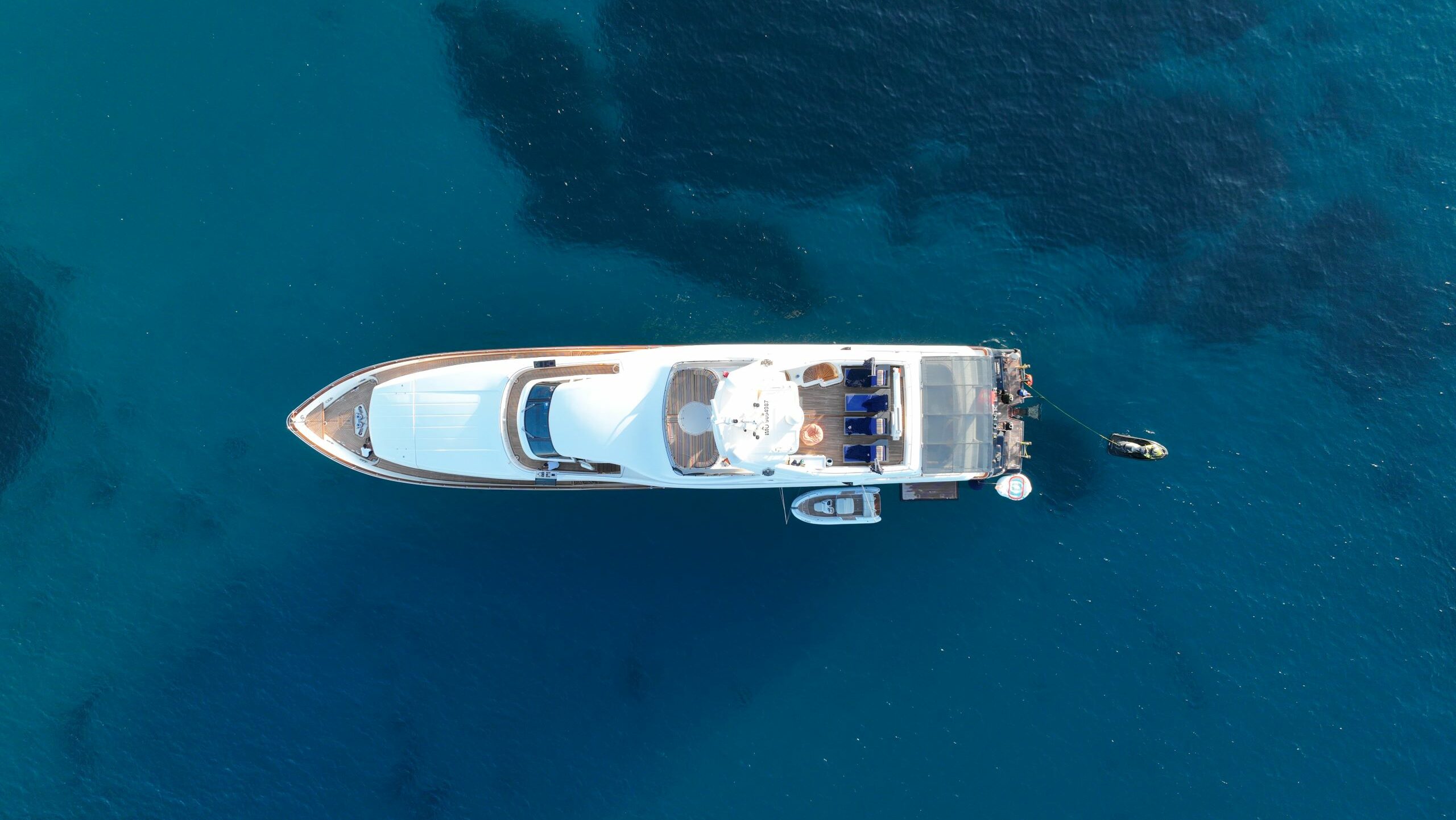 Bateau sur une eau turquoise