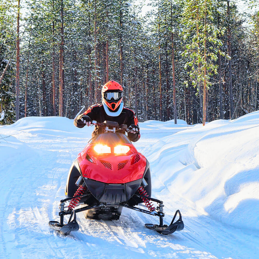 Personne entrain de faire de la moto-neige
