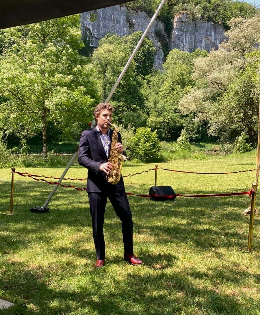 Saxophoniste dans un jardin