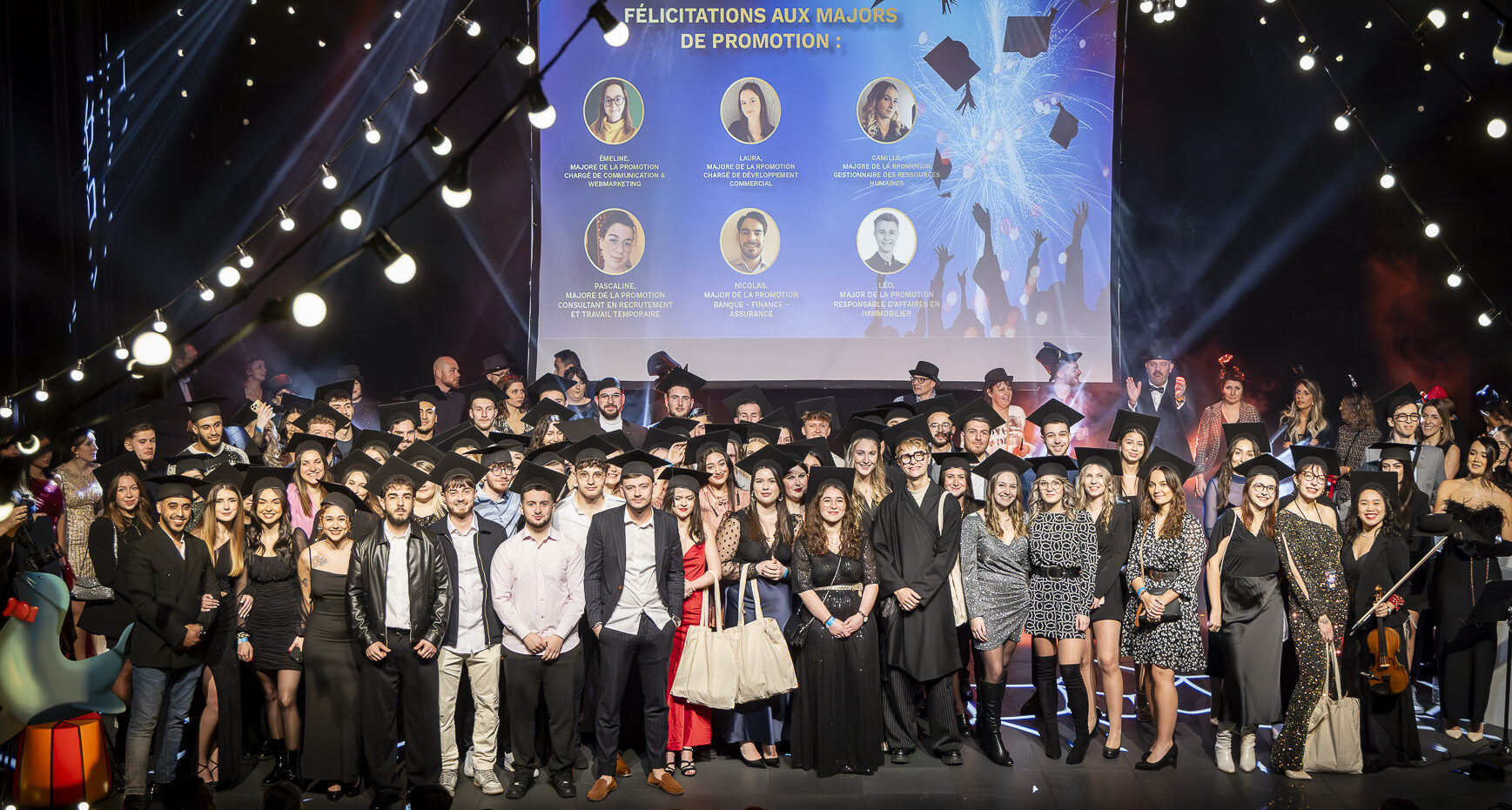 Photo de groupe d'étudiants lors de leur cérémonie de remise des diplômes.