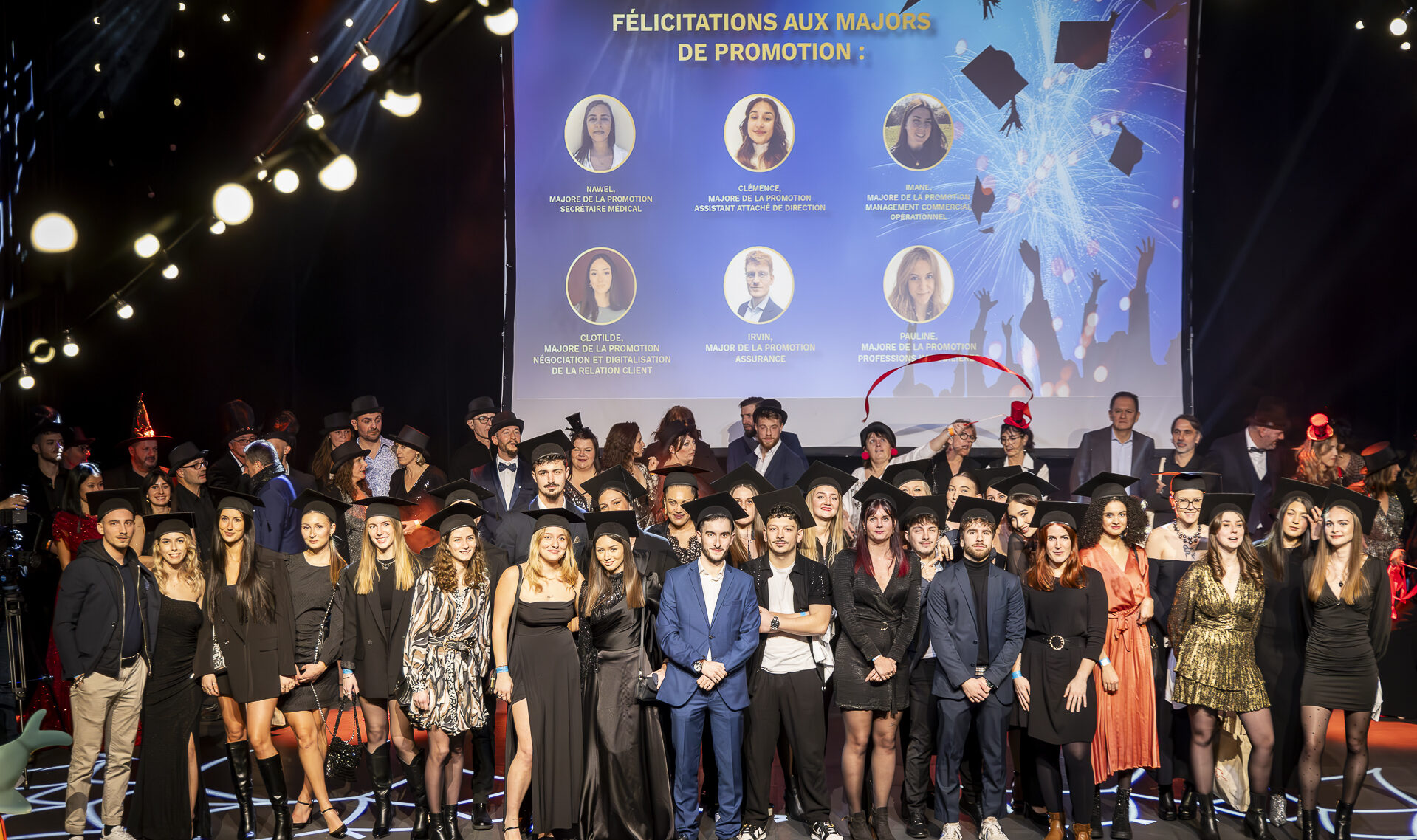 Photo de groupe d'étudiants lors de leur cérémonie de remise des diplômes.