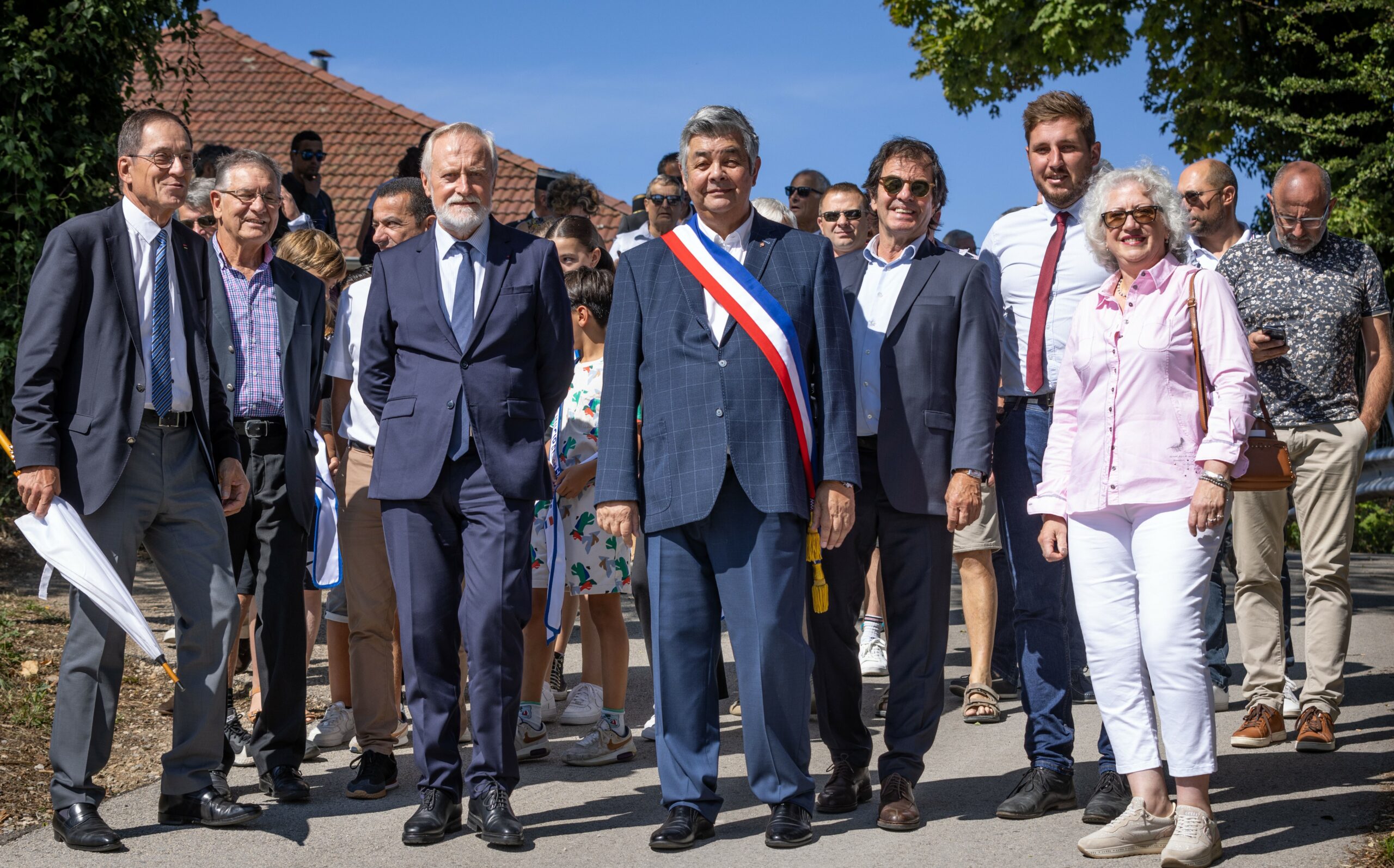 Groupe de personne prise en photo lors d'une inauguration
