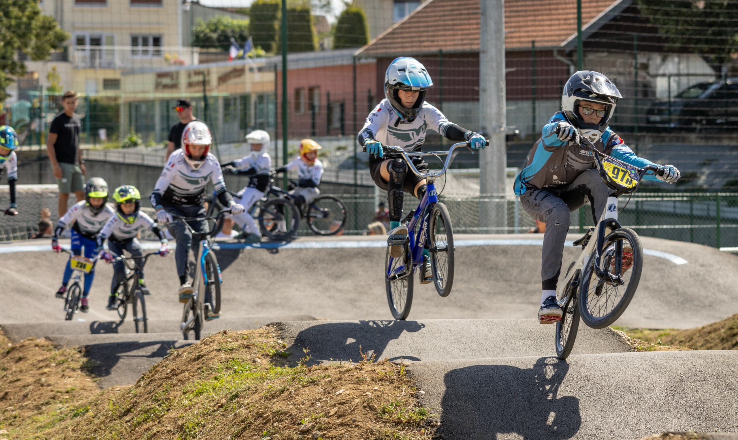 Enfants entrain de faire du vélo sur une piste