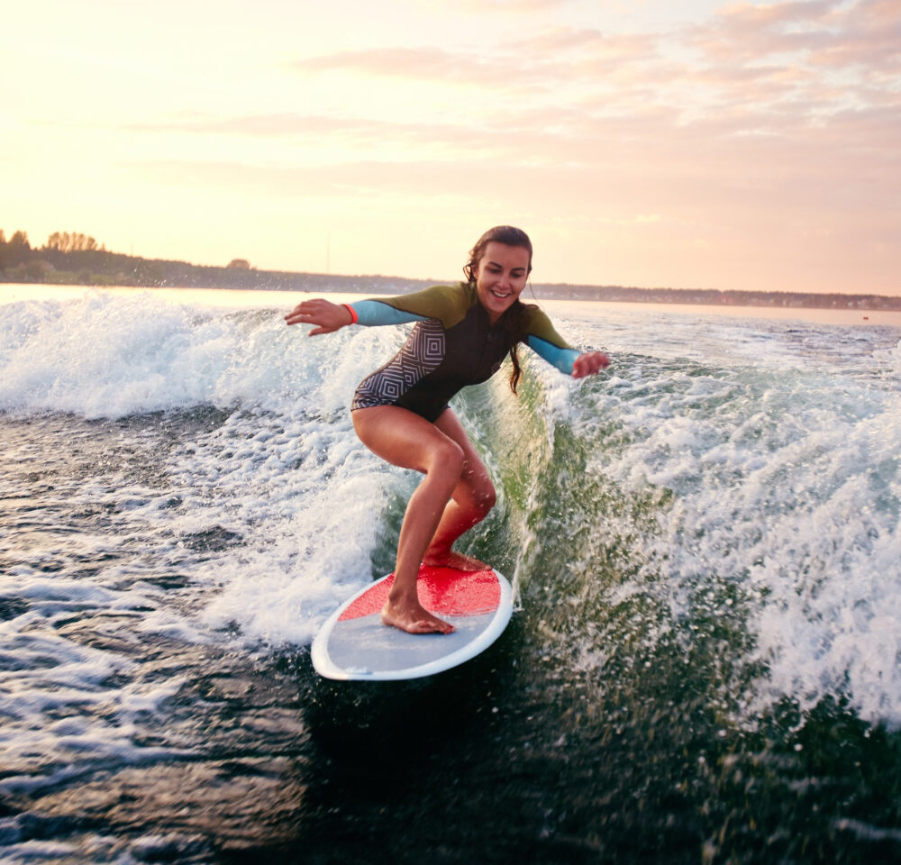 Femme qui surf sur une vague