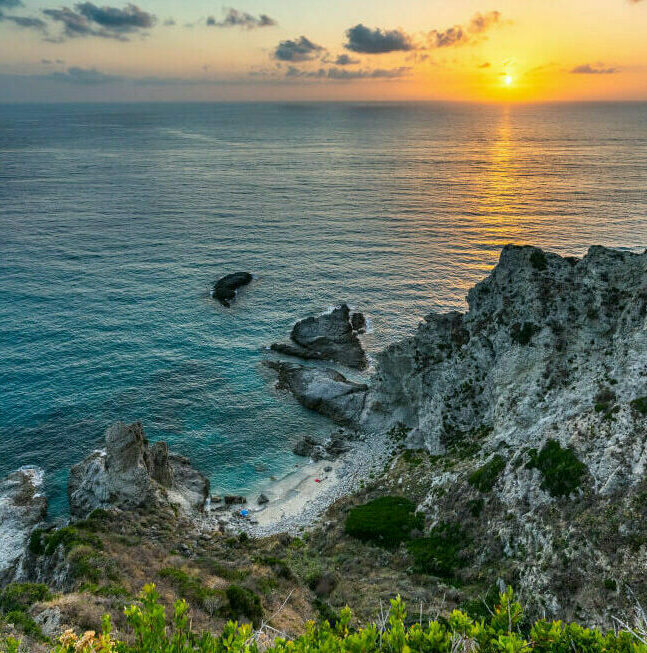 Coucher de soleil surplombant une mer calme depuis des rochers