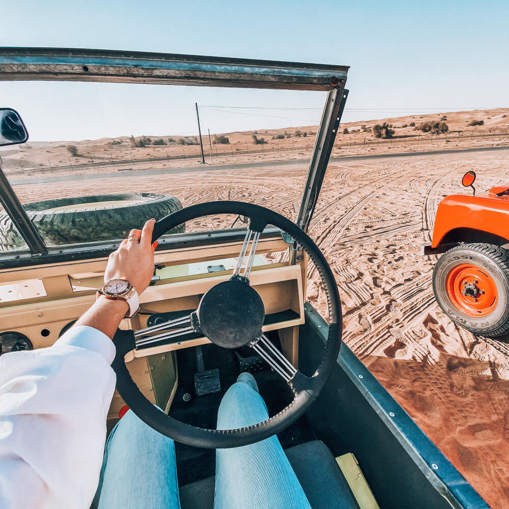 Femme conduisant un 4x4 dans le désert.